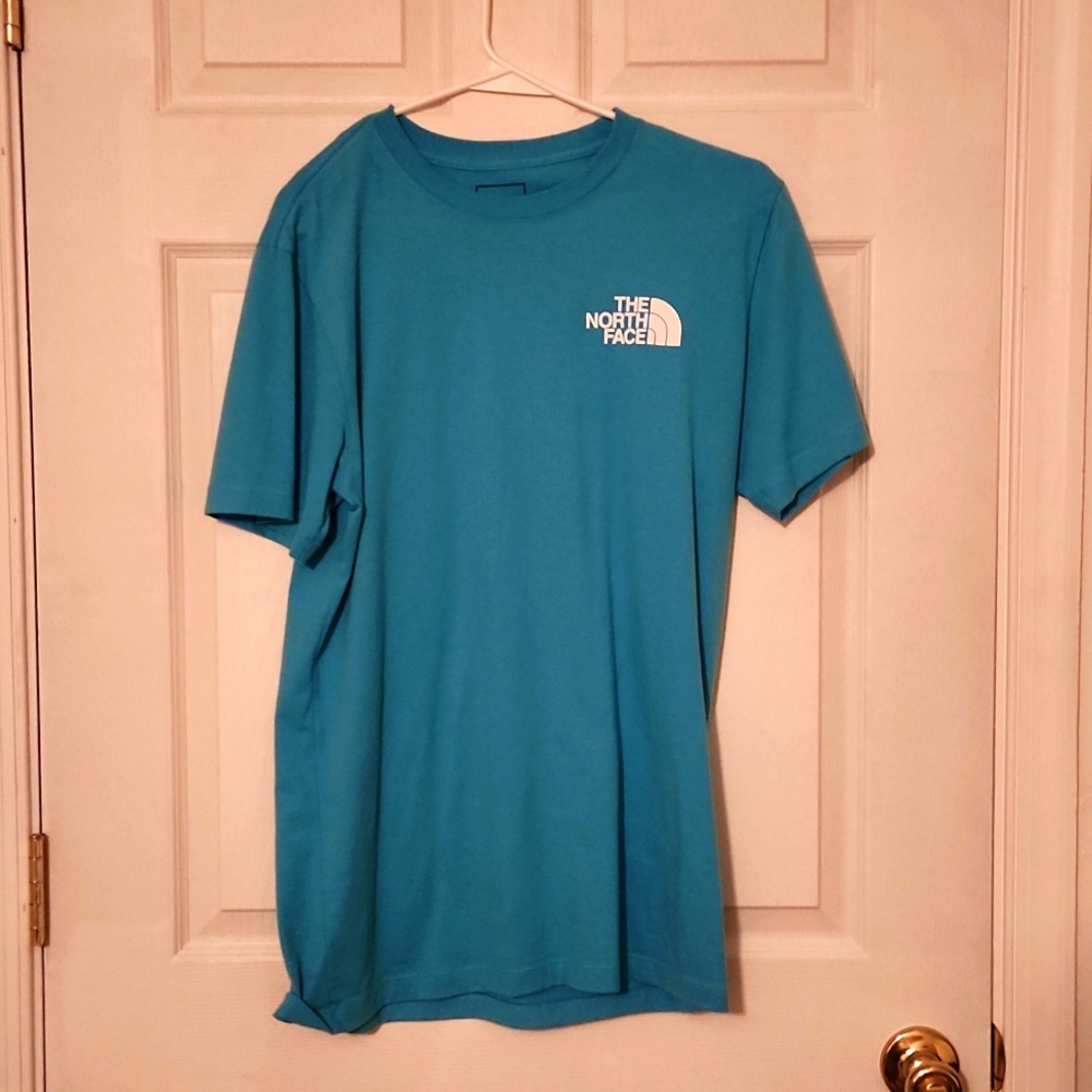 Small north face tee.